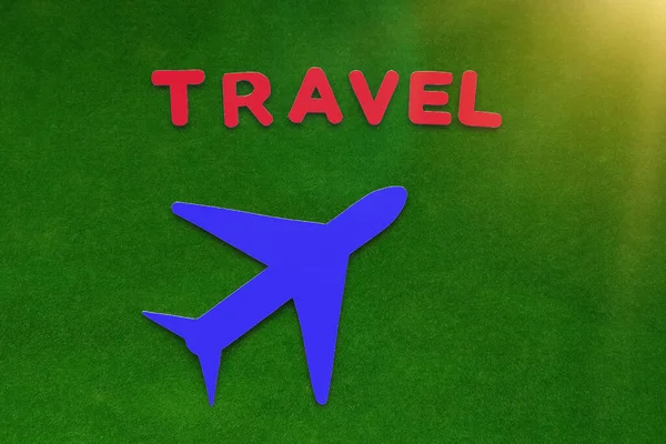 Sylwetka Samolotu Kolorze Niebieskim Słowo Podróż Zielonym Tle Turystyka Rekreacja — Zdjęcie stockowe