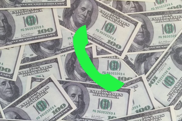 Das Mobilteil Ist Vor Dem Hintergrund Amerikanischer Dollarscheine Grün Kommunikation — Stockfoto