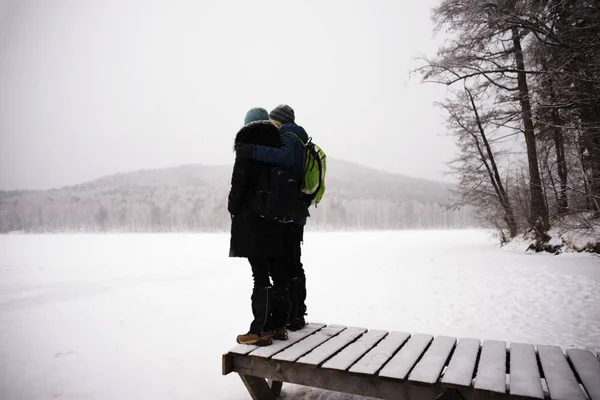 在雪山的背景下 一对带着背包的游客 — 图库照片