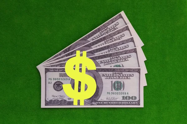 Signo Del Dólar Amarillo Billetes Del Dólar Americano Fondo Verde —  Fotos de Stock