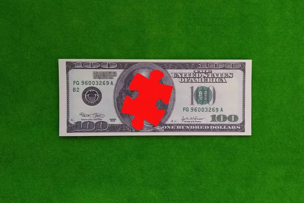 Quebra Cabeça Vermelho Nota Dólar Americano Num Fundo Verde Planejamento — Fotografia de Stock