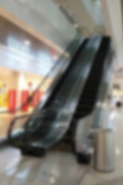 超级市场自动扶梯的背景模糊不清 销售货物 — 图库照片