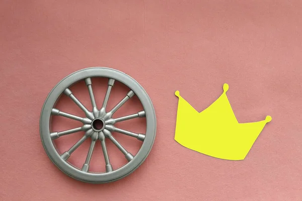 Een Koetswiel Een Gele Kroon Een Roze Achtergrond Prinses Magie — Stockfoto