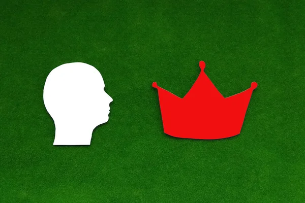 人間の頭のシルエット 緑の背景に赤の王冠 本拠地を目指して — ストック写真