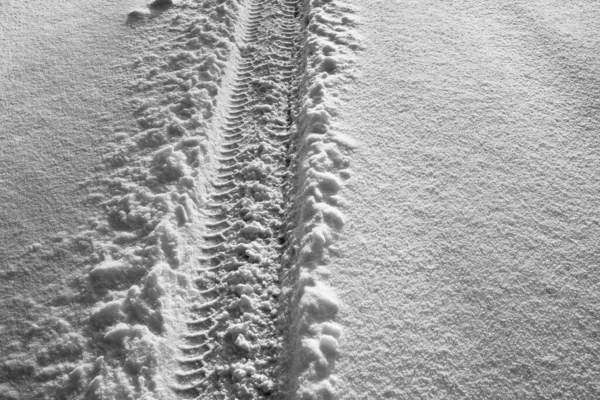 Fotavtrycket Ett Bilhjul Snön Vägen Vintern — Stockfoto