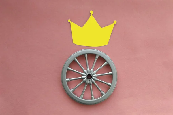 Kroon Het Wiel Van Wagen Een Roze Achtergrond — Stockfoto