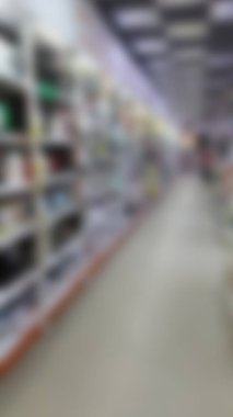 Mağaza penceresinin bulanık arkaplanı. Alışveriş merkezinde raflar dolusu mal var..