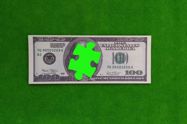 Bill Greenback Peça Puzzle Num Fundo Verde Conceito Ação Finanças — Fotografia de Stock