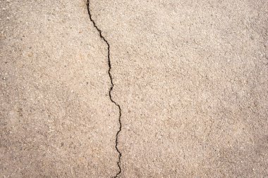 Beton asfalt ikiye bölünmüş durumda. Yıkım, Bölüm.