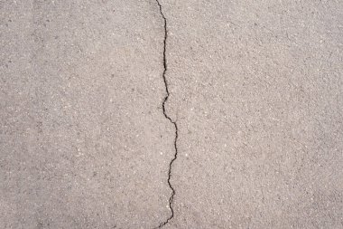 Asfalt bir çatlağa iki parçaya bölünür. Yıkım, yıkım.