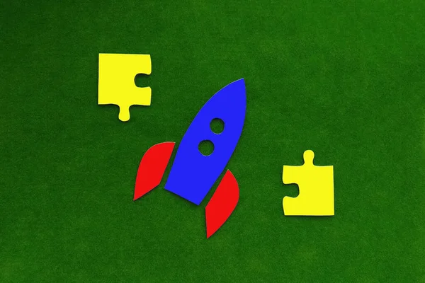 ロケットが飛んで 緑の背景に黄色のパズル トップ ビジネス アキュメン 戦略を目指して — ストック写真