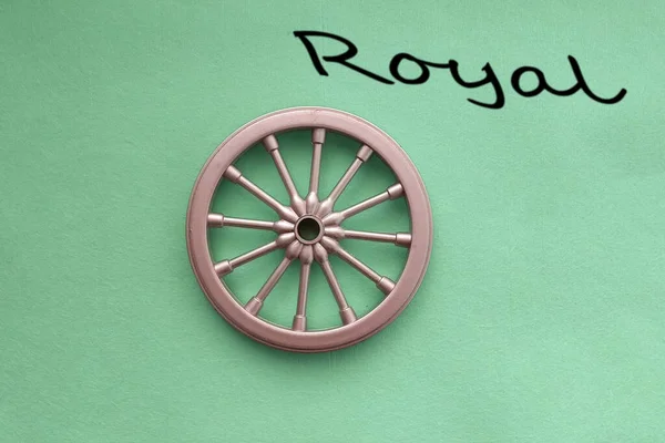 Royal Roue Chariot Sur Fond Vert Clair — Photo