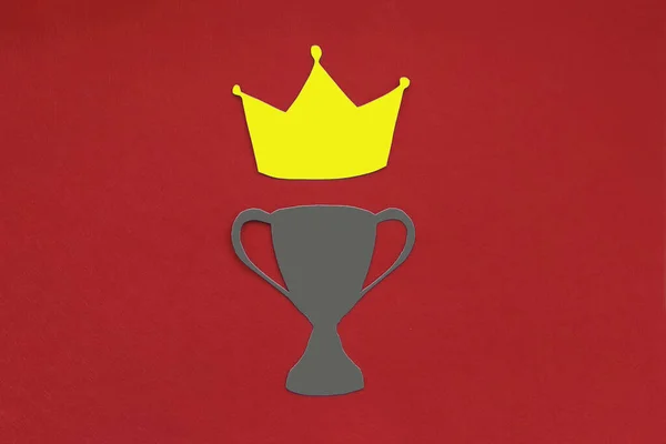 Kroon Award Cup Grijs Een Rode Achtergrond Verwezenlijking Van Het — Stockfoto