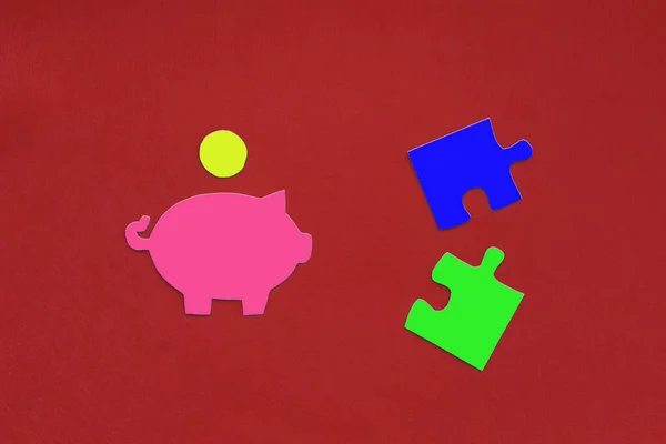 Piggy Bank Dois Puzzles Num Fundo Vermelho Decisões Financeiras Investimentos — Fotografia de Stock