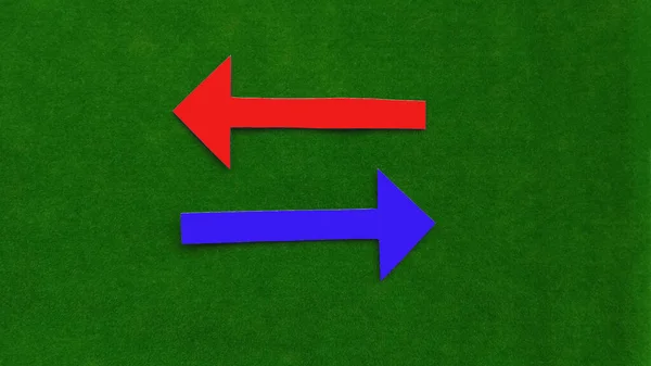 绿色背景上的两个红色和蓝色箭头 行动方针的概念 — 图库照片