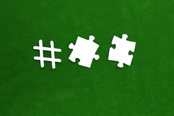 Panneau Hashtag Deux Pièces Puzzles Blanc Sur Fond Vert Référence — Photo