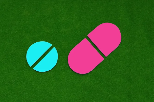 Két Kék Rózsaszín Tabletta Zöld Alapon Gyógyszerek — Stock Fotó