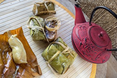 Tatlı pirinç kekleri ve çaydanlık.