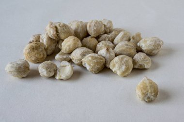 Candlenut, kemiri veya Hindistan cevizi, beyaz arka planda bir Güneydoğu Asya çeşnisi