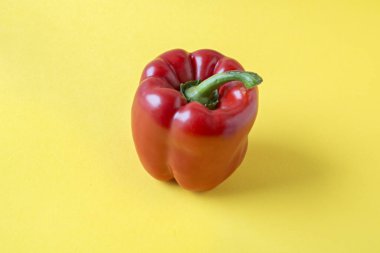 Sarı zemin üzerine kırmızı biber