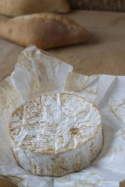 Bir somun kamembert peyniri.