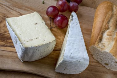 Cailladou, sarımsaklı Fransız yumuşak peyniri.