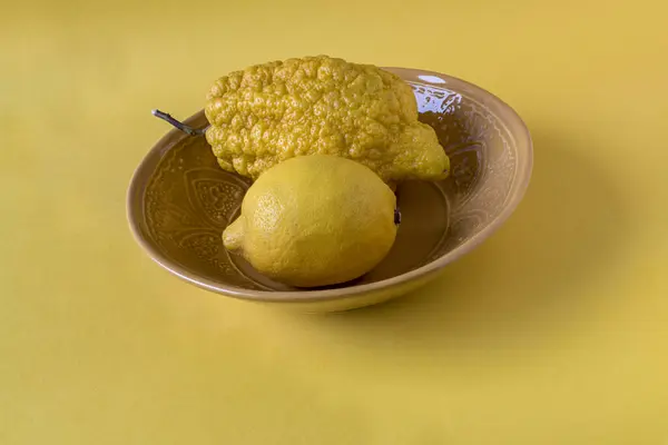 Lemon Dan Sitron Dalam Mangkuk Dengan Latar Belakang Kuning — Stok Foto