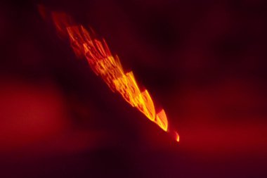 Kırmızı ışıkların soyut yansıması