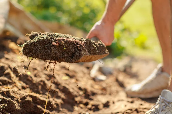 Agricultura, jardinagem, agricultura e conceito de pessoas homem com sho — Fotografia de Stock