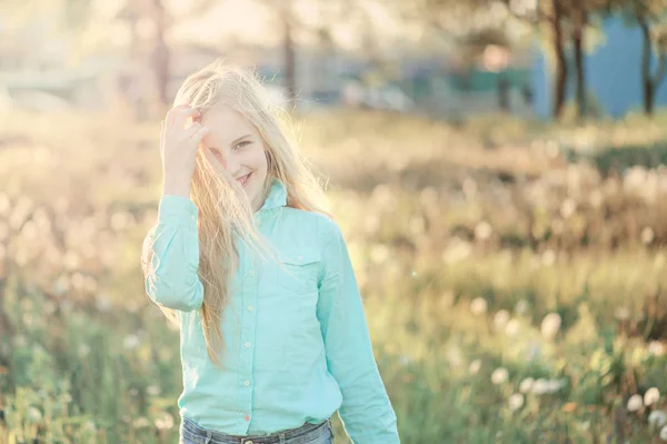 Szép mosolygó tizenéves lány blúz, ellen zöld nyár. — Stock Fotó