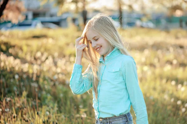 Mooie lachende tienermeisje in bloes, tegen groen van summe — Stockfoto