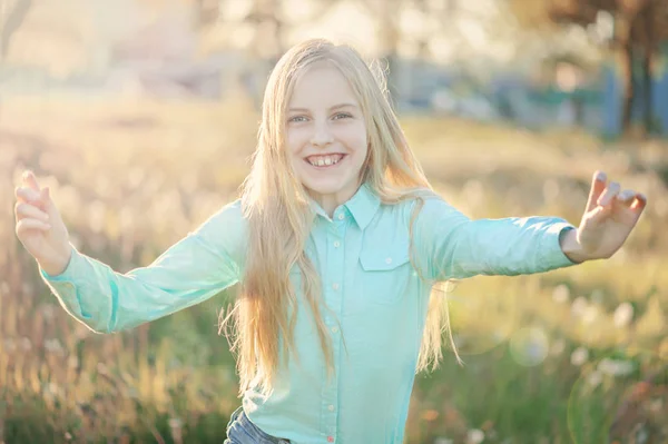 Belle adolescente souriante en chemisier, contre le vert de summe — Photo