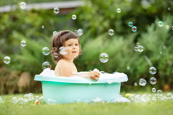 Happy Little Girl Floating Tub Yard House Excited Girl Taking — Stock Photo, Image