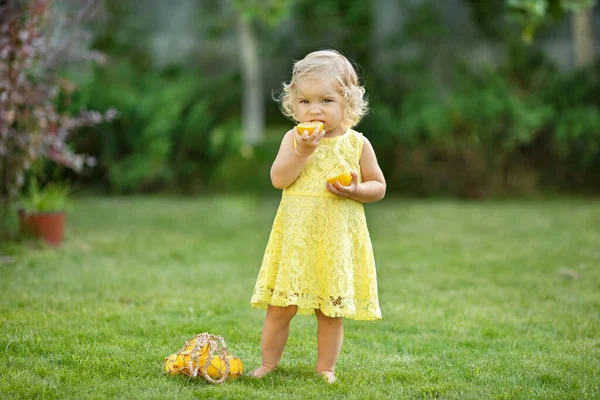 Charming Little Girl Eating Lemon Park — Stock Photo, Image