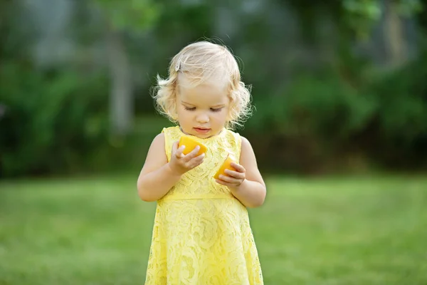 Charmante Petite Fille Mangeant Citron Dans Parc Images De Stock Libres De Droits