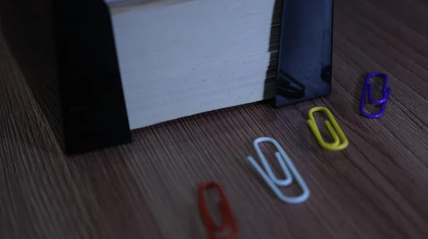Ofis Malzemeleri Kalemler Ataçlar Kağıdı Masanın Arka Planında Albüm — Stok fotoğraf