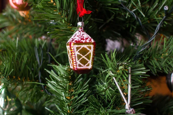 Рождественские и новогодние украшения на елке — стоковое фото