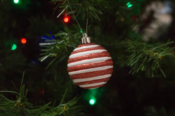 圣诞树上的圣诞和新年装饰品 — 图库照片