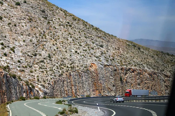 Auto 's en vrachtwagens op de autobahn in de bergen van Spanje — Stockfoto