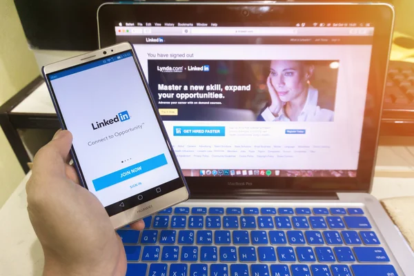  Android de ekran görüntüsünü tutan bir adam elinde ekranı kapatın
