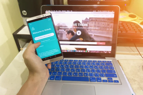 Cerrar dispositivo Android Mostrando aplicación Airbnb en la pantalla — Foto de Stock