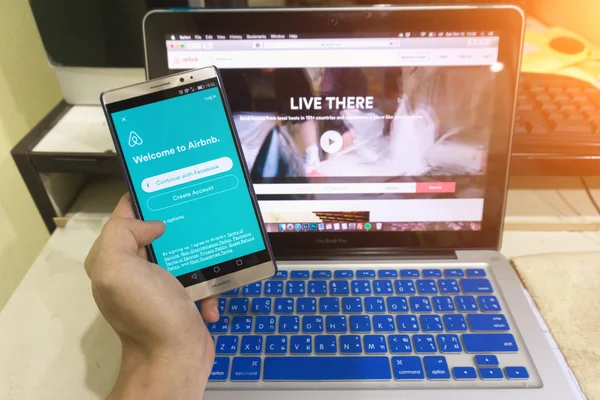 Отображение приложения Airbnb на экране — стоковое фото