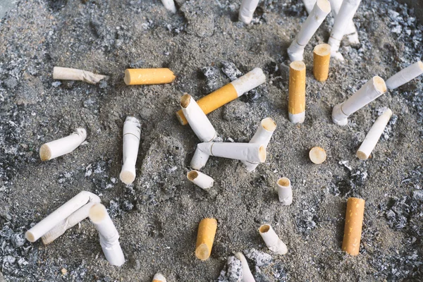 Cigarett i utomhus askkopp med sand närbild — Stockfoto