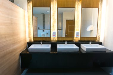 Üç lavabo ve ayna ile ticari banyo