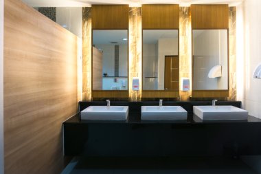 Üç lavabo ve ayna ile ticari banyo