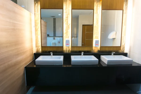 Üç lavabo ve ayna ile ticari banyo