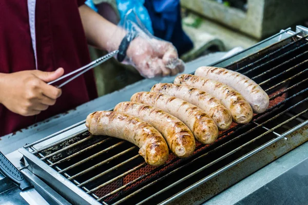 Taze sosis ve açık havada bir gaz Barbekü g ızgara sosis