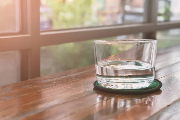 Bardak su ahşap bir masa üzerinde. Seçici odak. Sığ Dof — Stok fotoğraf