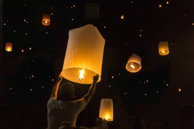 Loy Krathong Festivali balon yangın veya yeepeng Tayland