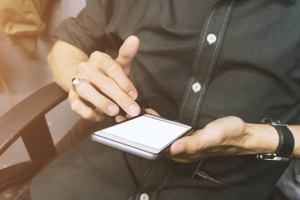 Азиатские бизнесмены держат и используют смартфон с белым бланом — стоковое фото